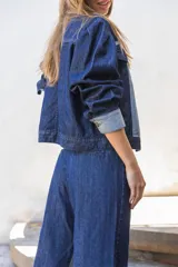 Campera clásica de jean confeccionada en denim con diseño de bloques en diferentes tonos de azul. Presenta abotonadura frontal y bolsillos delanteros.