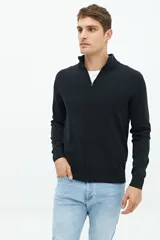 Campera tejida color verde militar, con cuello levemente elevado, cierre entero, logo bordado y fit regular.