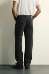 Pantalón jeans de corte recto, color celeste claro con efecto lavado, de cinco bolsillos y tiro medio.