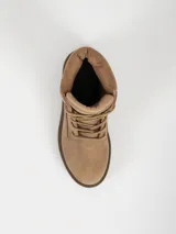 Borcego de caña corta color beige, con cordones al tono, cuello acolchado y suela de goma dentada en color marrón oscuro.