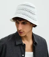 Sombrero tipo bucket de ganchillo color blanco, con diseño de tejido calado y estructura firme.