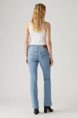Pantalón de jean de tiro alto y corte bootcut, color celeste claro.