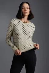 Pantalón de jean bordeaux, corte cigarette y tiro medio.