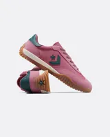 Championes Converse Run Star Trainer Ox de color rosado, con detalles en verde oscuro y suela de goma con relieve dentado.