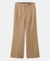 Pantalon de vestir color tostado, de corte recto y tiro medio, con bolsillos laterales y cierre frontal.