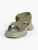 Sandalia de plataforma color negro, con diseño de tiras anchas y suela de goma gruesa.