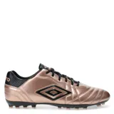 Championes de fútbol 11 Umbro modelo Touch AT, color negro con detalles en naranja vibrante. Presentan el logo de la marca en el lateral y suela con tapones para césped.