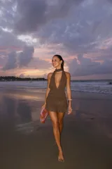 Bufanda larga y delgada de tejido fino, color negro, con flecos en los extremos.