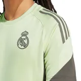 Remera de fútbol Adidas del Real Madrid, modelo Tiro 25 Competition. Color verde claro con detalles en negro en mangas, hombros y laterales. Incluye logo de Adidas y escudo del Real Madrid en el pecho. Confeccionada con tecnología Aeroready.