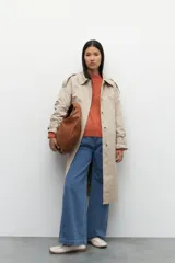 Sweater fucsia de punto con cuello alto y mangas largas abullonadas con puños elastizados. Tejido con mezcla de lana.