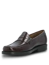 Mocasines de cuero color bordó con diseño clásico tipo penny loafer, costuras reforzadas en la puntera y suela con tecnología de amortiguación.