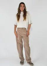 Pantalon de pana color marron oscuro, de corte recto y tiro medio, con costuras reforzadas en las rodillas y cierre frontal con boton.