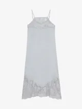Vestido largo celeste de lino, de silueta recta y finos breteles regulables, con detalles de encaje aplicado en el escote y en el ruedo asimétrico.