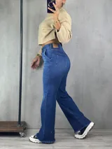 Pantalón de jean azul de corte wide leg, con cintura alta y terminación desflecada en el ruedo.
