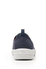 Slip on de malla color beige, con suela blanca.