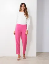 Pantalón de vestir color fucsia, de crepe, marca Zac & Rachel, con bolsillos inclinados en la parte delantera y bolsillos ojal en la parte trasera.