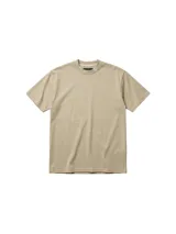 Remera de manga corta en color camel, con cuello redondo y diseño básico de corte clásico.