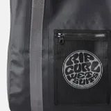 Bolso tote negro Rip Curl Surf Series de 60 litros, con asas grises y bolsillo frontal de malla con cierre.
