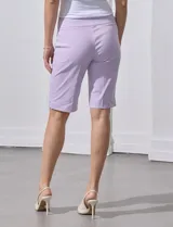 Bermuda color beige de gabardina elastizada, marca Zac & Rachel. Pretina ancha elastizada.