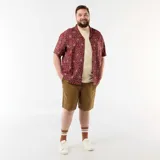 Bermuda lisa color marrón en tejido dobby, con bolsillos laterales y traseros, ideal para un look casual de verano.