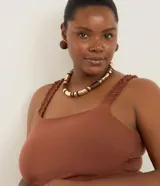 Vestido midi de Ashua confeccionado en algodón, de color marrón, con escote cuadrado, tirantes fruncidos con volados y diseño escalonado en la falda.