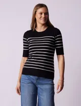 Buzo de punto fino Cable & Gauge, color negro con rayas horizontales blancas, manga corta y cuello redondo.