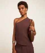 Blusa sastre marrón de viscosa con diseño de un solo hombro, tirante ancho, dobladillo asimétrico y detalle de regulador en el lateral.