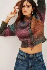Cardigan de punto con diseño multicolor en tonos tierra, violeta y azul. Presenta cuello redondo, cierre frontal con botones oscuros y corte cropped.