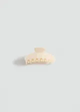 Pinza para el pelo de diseño alargado y efecto nacarado en tono beige claro, con mecanismo de cierre de dientes entrelazados.