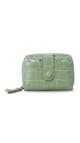 Tarjetero compacto con cierre perimetral y diseño de textura tipo cocodrilo. Cuenta con una presilla frontal con botón a presión y múltiples compartimentos internos para tarjetas.