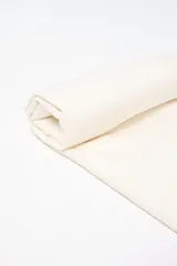 Pashmina de textura suave en color azul, con terminación de flecos en los extremos y un pequeño aplique de cuero sintético con logo grabado.