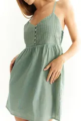 Vestido corto color verde agua, con breteles finos, tablas en la parte superior y falda suelta.