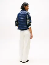 Chaleco azul marino con relleno de plumón, cuello mao y cierre frontal con cremallera.