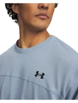 Buzo Under Armour de felpa francesa ligera color celeste, con cuello redondo, mangas largas, hombros caídos, puños y bajo acanalados, y el logo de la marca bordado en el pecho.