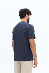 Remera clásica lisa de algodón color azul marino, con escote redondo y logo estampado en relieve en el pecho.