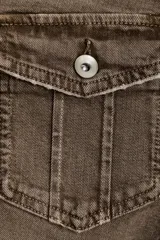 Jeans de tiro bajo con diseño bootcut y acabado flare en el bajo. Cuenta con cinco bolsillos, trabillas para cinturón y cierre frontal con cremallera y botón metálico.