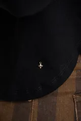 Remera de manga larga color negro, con escote redondo y calce ajustado al cuerpo.