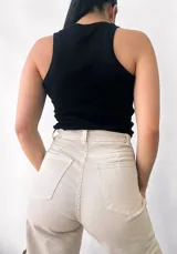 Musculosa de morley con strass, sin mangas y cuello redondo.