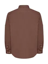 Camisa de manga larga Leeds confeccionada en popelina de algodón orgánico. Presenta cuello italiano, cierre frontal con botones, bolsillo en el pecho con logo bordado y mangas ajustables con botón. Diseño con ruedo redondeado.