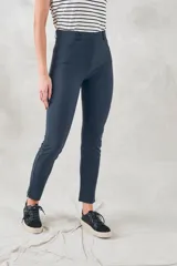 Pantalón de vestir azul marino, de corte skinny y tiro medio, con bolsillos laterales y cierre invisible en el lateral.