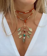 Collar color bronce con dije de hojas y piedras de colores, con tiento color terracota.