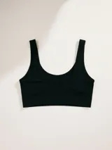 Top negro con tirantes anchos y escote en V.