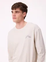 Remera de manga larga color negro con estampado gráfico blanco en la espalda, perteneciente a la marca Rusty.