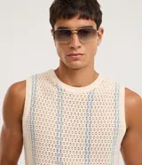 Musculosa de punto para hombre en color beige con rayas verticales finas en color celeste. Presenta un diseño con textura perforada, cuello redondo y terminaciones acanaladas en cuello, sisas y ruedo. Confeccionada en 100% algodón.