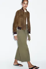 Pantalón de tiro alto con diseño paperbag, pernera ancha y cierre frontal con cremallera. Cuenta con bolsillos laterales de plastrón con solapa y cintura con trabillas.