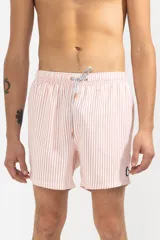 Short de baño para hombre con estampa de rayas finas pinstripe, confeccionado en tejido liviano, elástico y de secado rápido. Presenta cintura elástica con cordón regulable, bolsillos laterales y bolsillo trasero con cierre.