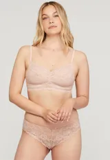 Panty corte brazilian color beige, de encaje floral suave y elástico.