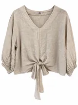 Blusa beige de lino con escote en V, mangas tres cuartos con puños elásticos fruncidos y detalle de nudo ajustable en la parte frontal.