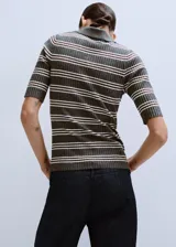 Chaleco de punto de corte entallado, con cuello polo y cierre frontal con botones. Presenta diseño de rayas horizontales en tonos verde militar, blanco y bordó.