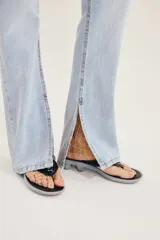 Jean de tiro medio color celeste, confeccionado en denim de calce recto con aberturas en los botamangas.